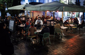 ep archivo   varias personas toman el aperitivo