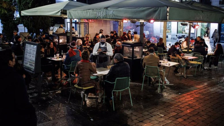 ep archivo   varias personas toman el aperitivo