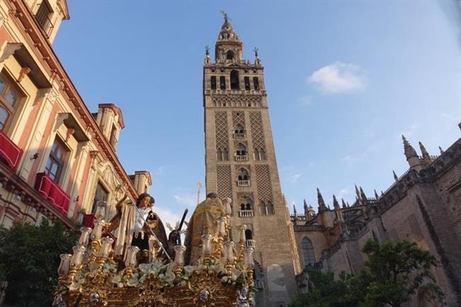Cofradía saliendo de la Catedral de Sevilla | EUROPA PRESS/EDUARDO BRIONES - Archivo ep cofradia saliendola catedralsevilla
