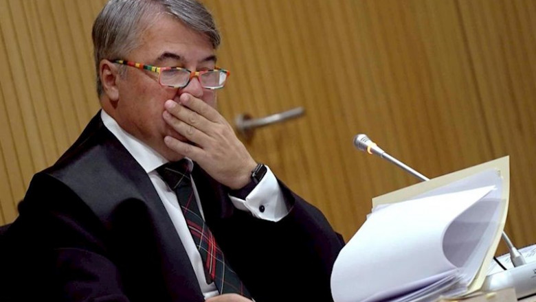 El abogado de los cuatro miembros de La Manada, Agustín Martínez Becerra (d) durante el juicio por los hechos acaecidos en Pozoblanco que se celebra en la ciudad de la Justicia de Córdoba | Pool ep el abogado de los cuatro miembros de la manada agustin martinez becerra d durante el juicio por
