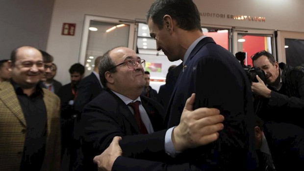 ep el presidente del gobierno pedro sanchez se abraza al secretario general del psc miquel iceta