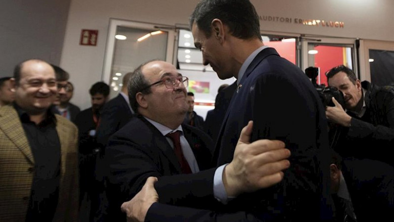 ep el presidente del gobierno pedro sanchez se abraza al secretario general del psc miquel iceta
