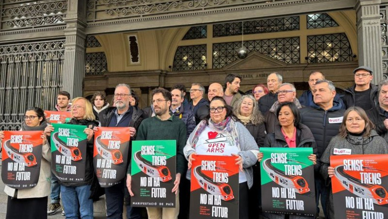 Entidades y plataformas de usuarios de Rodalies en la Estació de França de Barcelona, donde el 7 de febrero se llevará a cabo una protesta | EUROPA PRESS ep entidades y plataformas de usuarios de rodalies en la estacio de frana de barcelona donde el 7 de