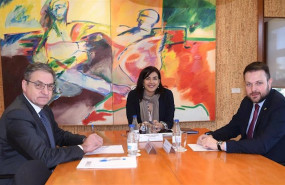 ep gerard figueras dcha en un reunion junto a maria jose rienda y mariano soriano presidenta y