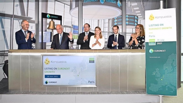 ep ignacio duch presidente de kompuestos ha tocado la campana junto a su equipo y en presencia de