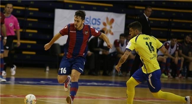 Jorge Santos, jugador del Levante UD FS, ante Juan Pérez, del Gran Canaria FS. | LNFS ep jorge santos jugadorlevante ud fs ante juan perez del gran canaria fs