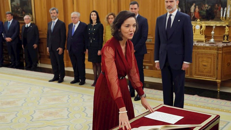 La ministra de Industria y Turismo, Reyes Maroto, jura o promete su cargo ante el Rey Felipe VI, en el acto de toma de posesión, en el Palacio de la Zarzuela de Madrid, a 13 de enero de 2020. | Pool ep la ministra de industria y turismo reyes maroto jura o promete su cargo ante el rey felipe vi en