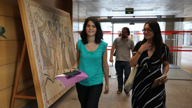 ep la portavozunidasenasambleamadrid isa serra i se dirigeuna reunionla juntaportavoceslos grupos parlamentariosla asambleamadrid