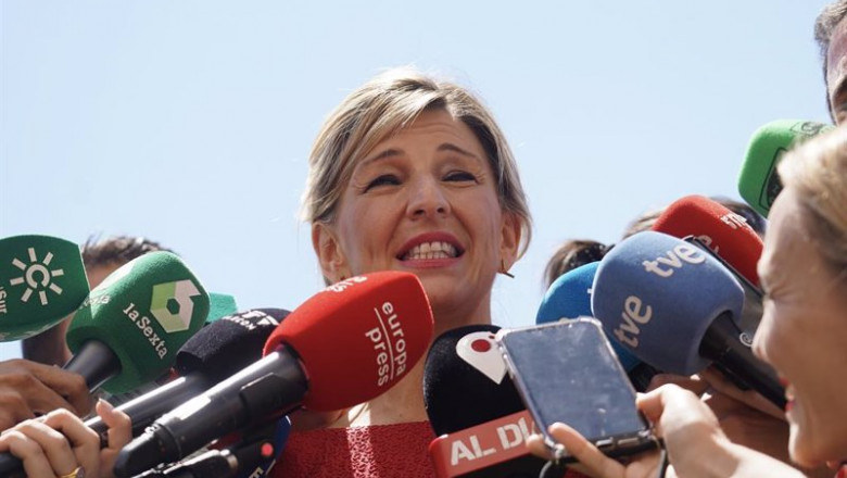 La vicepresidenta segunda del Gobierno, Yolanda Díaz, atiende a los medios en la Feria de Sevilla. | EDUARDO BRIONES (EUROPA PRESS) ep la vicepresidenta segunda del gobierno yolanda diaz atiende a los medios en la feria de sevilla