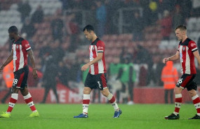 ep los jugadores del southampton kevin danso maya yoshida y james ward-prowse abandonan cabizbajos