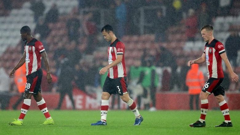 Los jugadores del Southampton Kevin Danso, Maya Yoshida y James Ward-Prowse abandonan cabizbajos el terreno de juego tras la goleada por 0-9 ante el Leicester City | Andrew Matthews/PA Wire/dpa ep los jugadores del southampton kevin danso maya yoshida y james ward-prowse abandonan cabizbajos