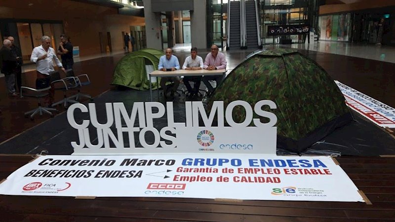 ep los tres secretarios generales de los sindicatos de endesa en la sede de la compania en madrid