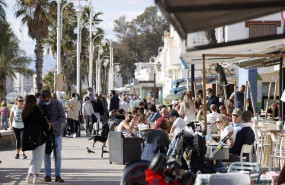 ep malaguenos turistas y visitantes llenan las calles de malaga en un domingo de navidad con los
