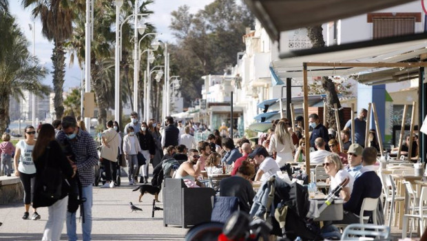 ep malaguenos turistas y visitantes llenan las calles de malaga en un domingo de navidad con los