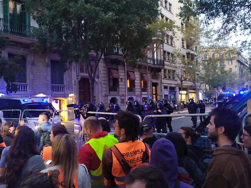 ep manifestantes ante el cordon policial que rodea la delegacion del gobierno en catalunya