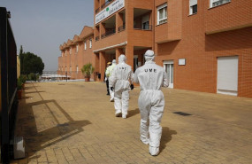 ep miembros de la ume entrando en la residencia de mayores de la zubia granada para desinfectar por