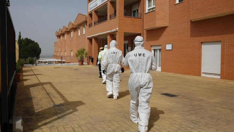 ep miembros de la ume entrando en la residencia de mayores de la zubia granada para desinfectar por