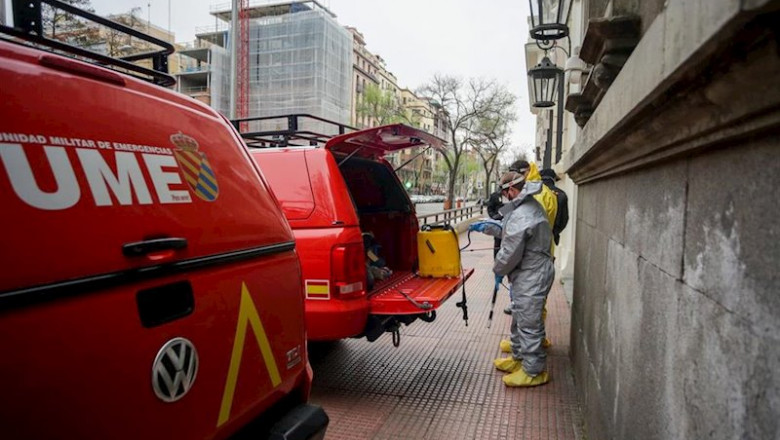 Miembros de la UME participan en tareas de desinfección en la Delegación de Gobierno de la Comunidad de Madrid, en Madrid (España), a 21 de marzo de 2020. | Ricardo Rubio - Europa Press ep miembros de la ume participan en tareas de desinfeccion en la delegacion de gobierno de la