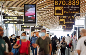 ep pasajeros con sus maletas en la terminal 4 del aeropuerto adolfo suarez madrid barajas
