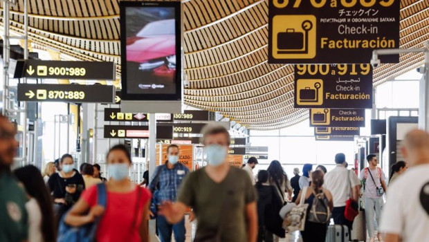 ep pasajeros con sus maletas en la terminal 4 del aeropuerto adolfo suarez madrid barajas