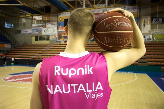 Rupnik con la camiseta rosa para el derbi | BALONCESTO FUENLABRADA ep rupnikla camiseta rosaderbi