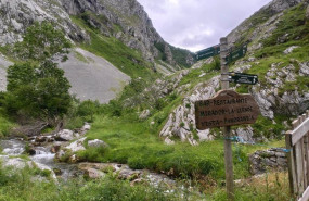 ep ruta de senderismo entre poncebos y bulnes en el concejo de cabrales en los picos de europa