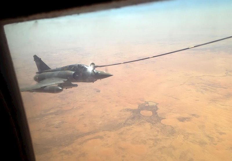 ep un avion espanol reabastece combustible a un caza frances