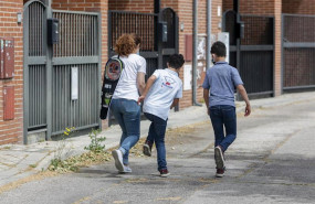 ep una madre pasea con sus dos hijos en madrid espana a 7 de mayo de 2020