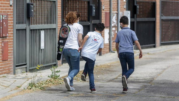 ep una madre pasea con sus dos hijos en madrid espana a 7 de mayo de 2020