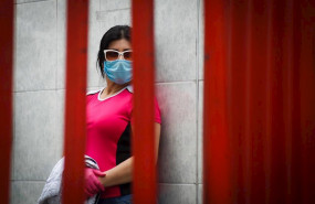 ep una mujer con mascarilla en quito ecuador