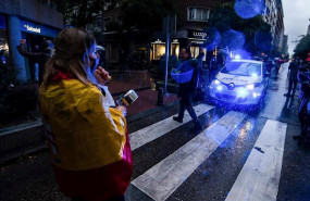 ep una mujer se coloca delante de una patrulla de policia municipal en senal de protesta durante la