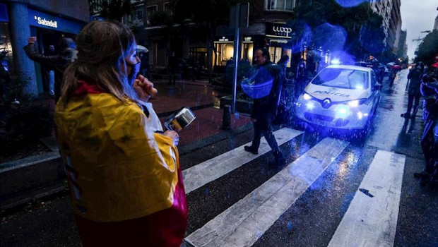ep una mujer se coloca delante de una patrulla de policia municipal en senal de protesta durante la