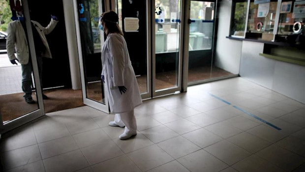 ep una sanitaria del centro de salud garcia noblejas recibe a un paciente durante su jornada laboral