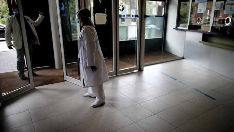 ep una sanitaria del centro de salud garcia noblejas recibe a un paciente durante su jornada laboral ep una sanitaria del centro de salud garcia noblejas recibe a un paciente durante su jornada laboral