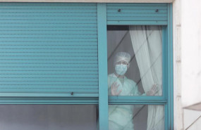 ep una trabajadora se asoma por una de las ventanas de la residencia orpea madrid buenavista