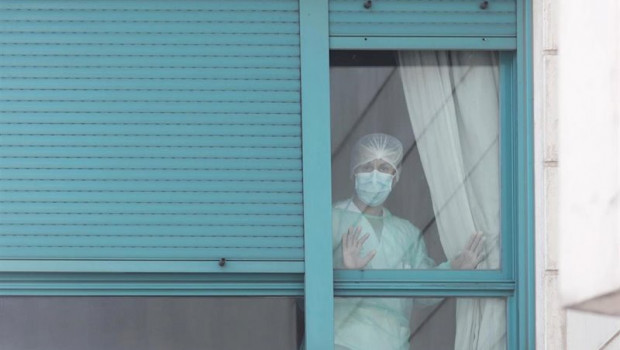 ep una trabajadora se asoma por una de las ventanas de la residencia orpea madrid buenavista