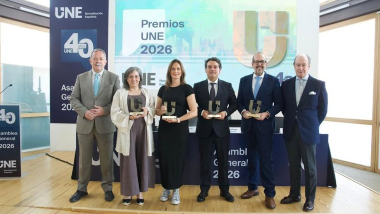 UNE premia el compromiso y la innovación durante la Asamblea General de su 40 aniversario. | UNE ep une premia el compromiso y la innovacion durante la asamblea general de su 40 aniversario