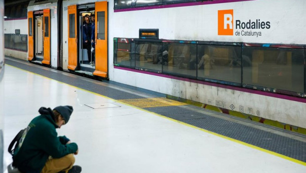 ep viajeros cogen un tren en la estacion de sants a 26 de enero de 2026 en barcelona