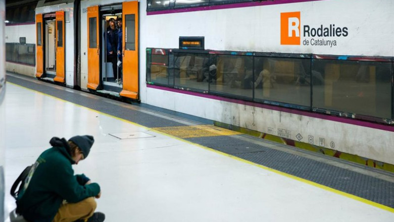 Viajeros cogen un tren en la Estación de Sants, a 26 de enero de 2026, en Barcelona | Kike Rincón - Europa Press ep viajeros cogen un tren en la estacion de sants a 26 de enero de 2026 en barcelona