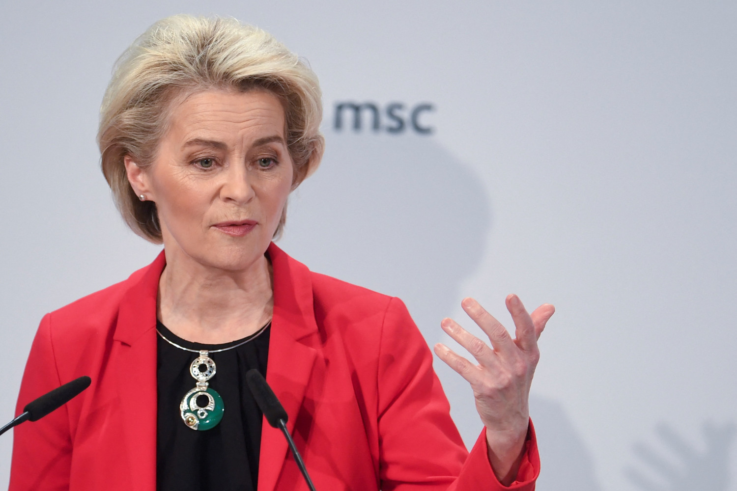 la russie pourrait perdre l acces aux marches financiers en cas d invasion de l ukraine dit von der leyen 