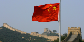 un drapeau chinois flotte devant la grande muraille de chine situee au nord de pekin 20230614113215 