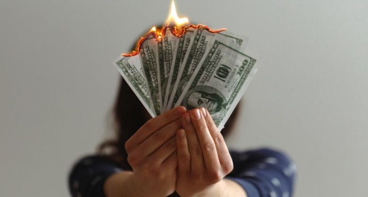 1642768201 dinero ardiendo