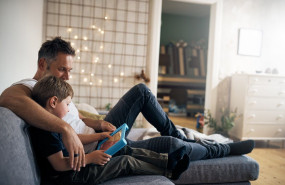 1655207066 qustodio padre e hijo utilizando tablet