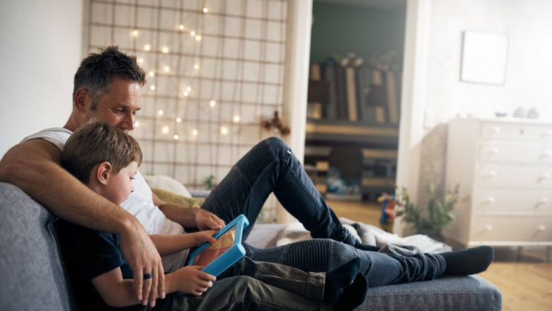 1655207066 qustodio padre e hijo utilizando tablet