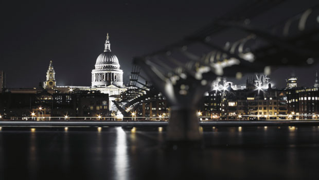 dl ville de londres mile carré quartier financier cathédrale st paul pont du millénaire tamise nuit hiver sombre unsplash