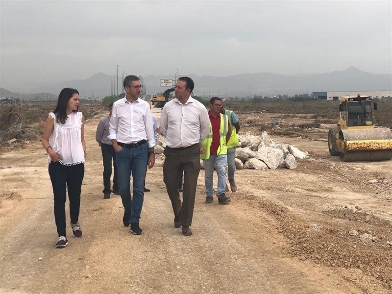 ep arcadi espana en el centro de la imagen durante su visita a la vega baja