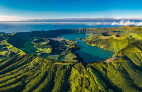 ep archivo   azores sao miguel miradouro da vista do rei sete cidades aerial drone view