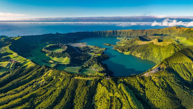 ep archivo   azores sao miguel miradouro da vista do rei sete cidades aerial drone view