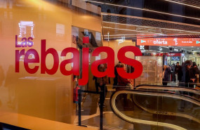 ep archivo   cartel de rebajas en un centro comercial en madrid espana
