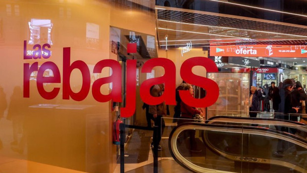 ep archivo   cartel de rebajas en un centro comercial en madrid espana